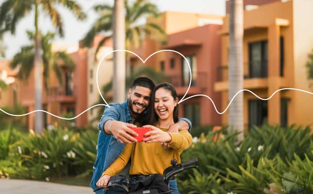 Pareja con su remesa en el mes del amor y la amistad